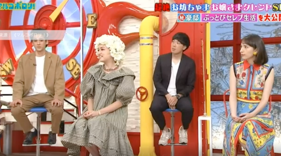 Tiểu thư nhà giàu không phải đụng tay đụng chân vào bất cứ việc gì, ngay cả việc rửa chân cũng có người giúp. Người quản gia sẽ đưa đón Julia tới trường rồi về nhà, phục vụ mọi thứ cô muốn.