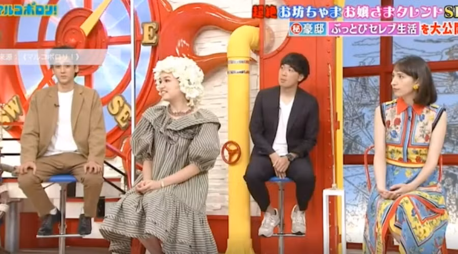 Tiểu thư nhà giàu không phải đụng tay đụng chân vào bất cứ việc gì, ngay cả việc rửa chân cũng có người giúp. Người quản gia sẽ đưa đón Julia tới trường rồi về nhà, phục vụ mọi thứ cô muốn.