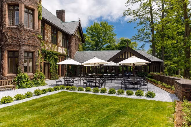 Stephen Benson - quản lý của Blantyre - cho biết dù khách sạn đang trong khoảng thời gian đóng cửa mỗi năm, họ vẫn nhận được nhiều cuộc gọi đặt phòng. Nhiều khách hàng mong muốn Blantyre hoạt động trở lại sớm hơn kế hoạch thường niên. Ảnh: Blantyre.