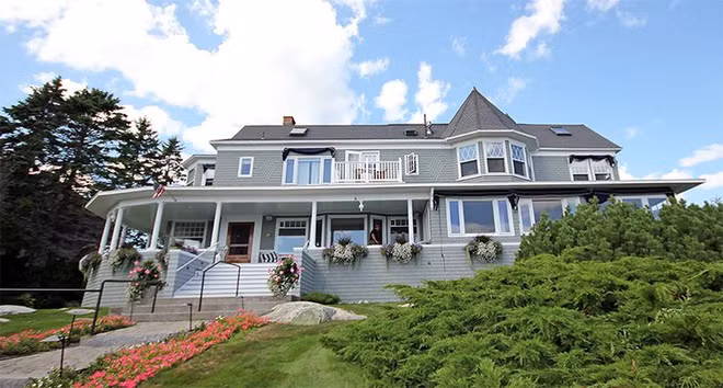 Khu nghỉ dưỡng Cape Arundel có 14 phòng, tọa lạc tại thị trấn Kennebunkport, bang Maine, Mỹ. Những người muốn thuê toàn bộ nơi này sẽ trả 19.500 USD mỗi tuần. Ảnh: Cape Arundel Inn.