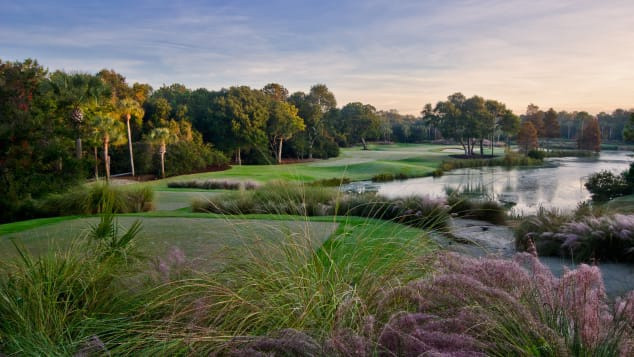 Nhiều người trong giới siêu giàu thậm chí còn chi mạnh tay để sở hữu thêm một ngôi nhà nghỉ dưỡng ở những vùng đồng quê, nông thôn. Những ngôi nhà ở đảo Kiawah (South Carolina, Mỹ) đang được nhiều người từ các đô thị lớn như New York, Atlanta, và Charlotte hỏi mua. Ảnh: Patrick O'Brien.