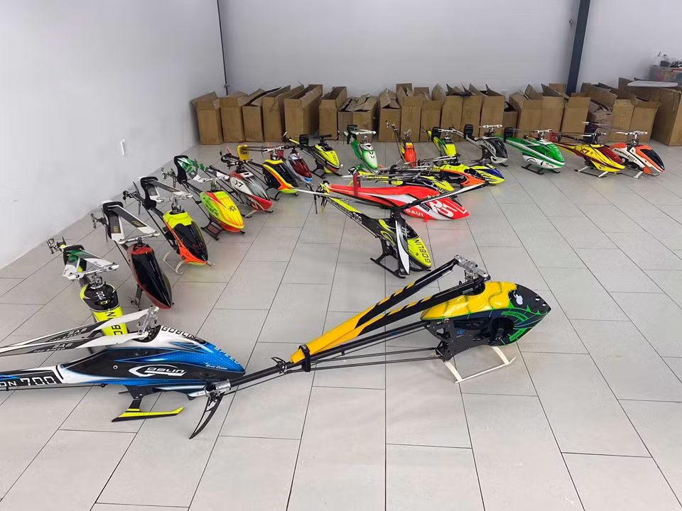 Mới đây, trên trang cá nhân, đại gia phố núi tiếp tục gây chú ý khi đăng tải hình ảnh bộ sưu tập máy bay mô hình. Ảnh: FBNV