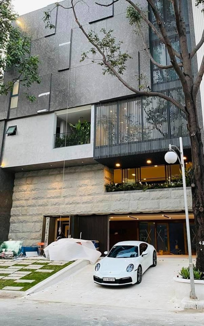 Trước đó, đại gia Cường Đô La cũng khiến dân tình "lác mắt" khi đăng tải hình ảnh về căn biệt thự mới xây trên mạng xã hội. Ảnh: FBNV