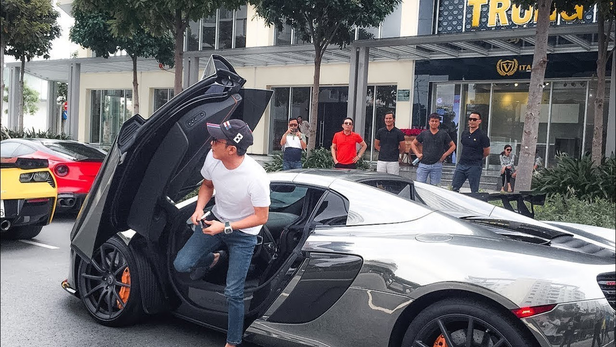 Nhiều năm qua, Cường Đô La khiến công chúng phải choáng ngợp bởi cuộc sống xa hoa với bộ sưu tập siêu xe đắt tiền. Ảnh: Youtube.