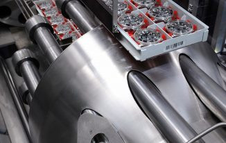 Bộ máy được đặt vào vỏ và từng số seri của chiếc đồng hồ sẽ được cập nhật trên hệ thống thông tin toàn cầu, cho phép Rolex có thể quản lý được từng chiếc đồng hồ của hãng.