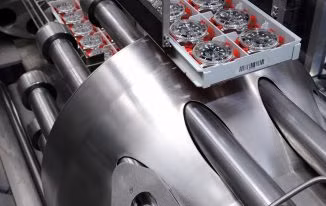 Bộ máy được đặt vào vỏ và từng số seri của chiếc đồng hồ sẽ được cập nhật trên hệ thống thông tin toàn cầu, cho phép Rolex có thể quản lý được từng chiếc đồng hồ của hãng.