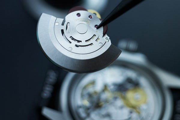 Nhân viên lắp ráp làm việc trong một căn phòng đặc biệt hoàn toàn không có bụi và độ ẩm.