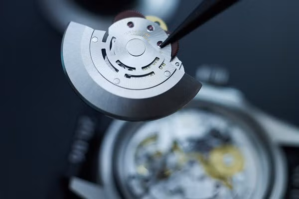 Nhân viên lắp ráp làm việc trong một căn phòng đặc biệt hoàn toàn không có bụi và độ ẩm.