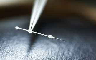 Rolex tự sản xuất gần như tất cả các bộ phận của một chiếc đồng hồ, trừ kim đồng hồ và mặt kính là đặt hàng của các nhà sản xuất khác.