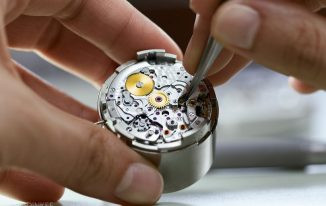 Sau khi mặt đồng hồ được lắp, người thợ có nhiệm vụ kiểm tra để đảm bảo không có một hạt bụi nào được phép lọt vào bên trong.