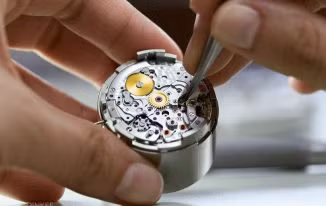 Sau khi mặt đồng hồ được lắp, người thợ có nhiệm vụ kiểm tra để đảm bảo không có một hạt bụi nào được phép lọt vào bên trong.