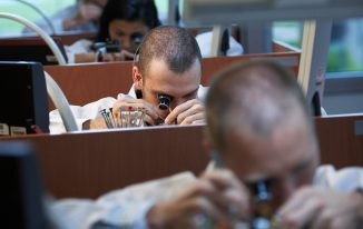 Ba yếu tố quan trọng được tập trung nhiều nhất trong quy trình kiểm tra là độ chính xác, khả năng chống nước và khả năng tự lên dây cót.