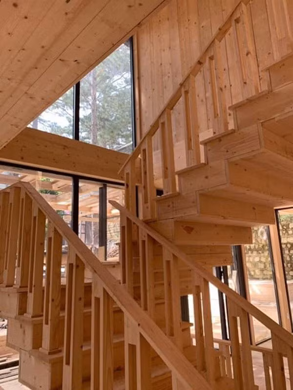 Khung nhà làm bằng sắt thay vì bê tông. Cả trong và ngoài ngôi nhà đều được ốp gỗ nhập khẩu.