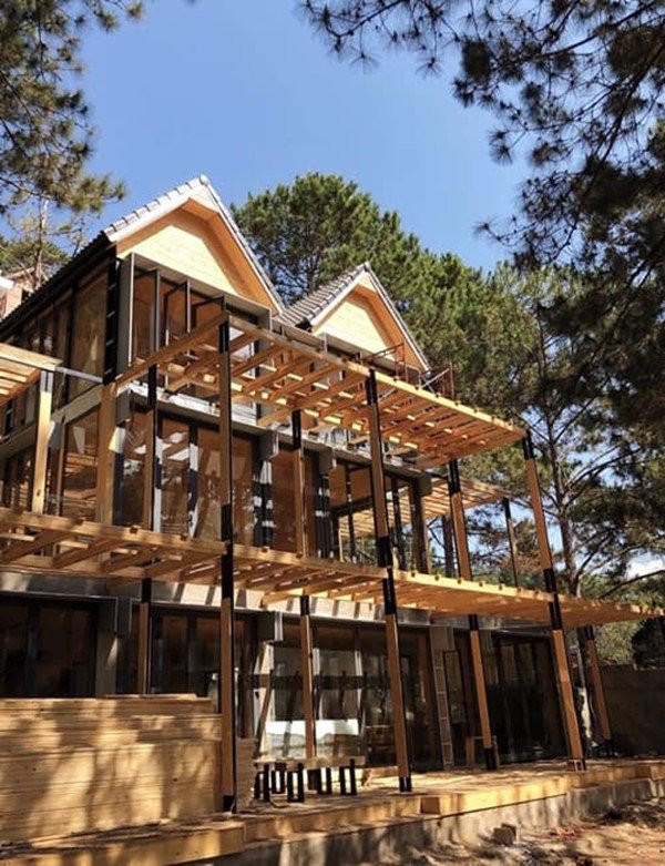 Mới đây, người đẹp khoe biệt thự gỗ rộng 800 m2 vừa hoàn thành trên đồi thông ở Đà Lạt. Ngôi nhà được xây dựng toàn bộ bằng gỗ nhập khẩu, có các mặt là vách kính trong suốt.