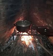 Không phải bếp điện, chẳng phải bếp ga, trước kia nhà ai cũng nấu ăn bằng rơm, rạ hoặc củi. Ảnh: Internet.