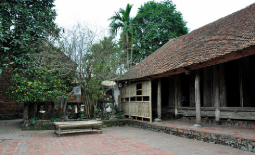 Khu vực sân vườn trong căn nhà hiện đại ngày nay có sự xuất hiện của bộ bàn ghế xinh xắn bằng gỗ hoặc sắt. Còn trước đây, đó chỉ đơn giản là chõng tre. Ảnh: Nhadep.