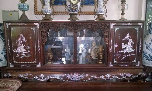 Nếu như giờ đây các gia đình đều có tủ thờ hiện đại thì xưa kia, tủ chè vừa được dùng làm bàn thờ tổ tiên vừa cất giữ đồ vật. Ảnh: Donhoco.