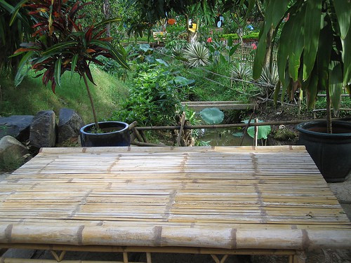 Chõng tre có thước thước nhỏ gọn, được đặt ở sân nhà, trong vườn, bên cạnh bóng cây to để hóng mát hoặc thưởng trà. Ảnh: Phuanbinh.