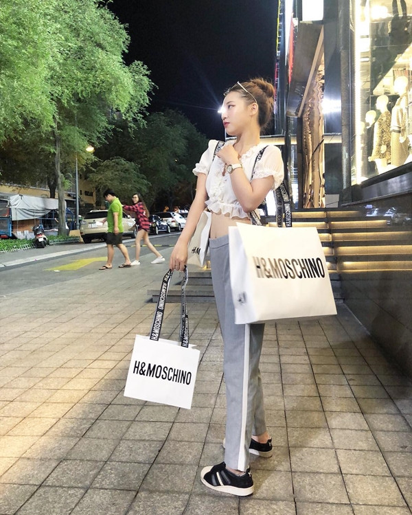 Tiểu thư Hà thành thường xuyên khoe ảnh check in ở những địa điểm sang chảnh, đồ hiệu “ngập mặt” và thường xuyên đi du lịch đây đó.