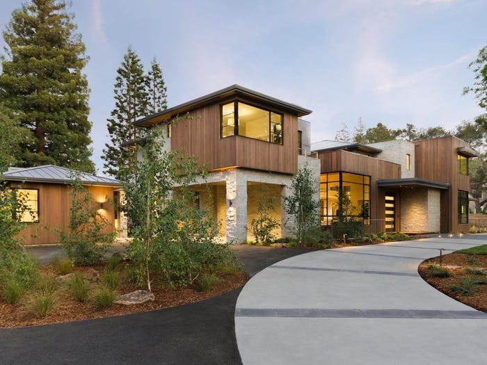 Thị trấn giàu có này tập trung nhà của nhiều tỷ phú công nghệ và các vận động viên nổi tiếng, có thể kể tới một số cái tên nổi bật như Eric Schmidt của Google, Sheryl Sandberg của Facebook và nhà đồng sáng lập Microsoft Paul Allen.