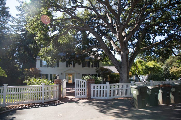 Căn biệt thự 4 phòng ngủ, 4 phòng tắm này được bán với giá 6,6 triệu USD vào tháng 4/2017.