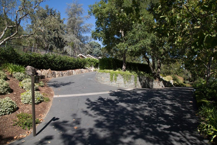 Chủ tịch Google Eric Schmidt sở hữu nhiều bất động sản nhưng nơi ở chính của ông là một ngôi nhà 5 phòng ngủ trên đỉnh của một tòa nhà ở Atherton.