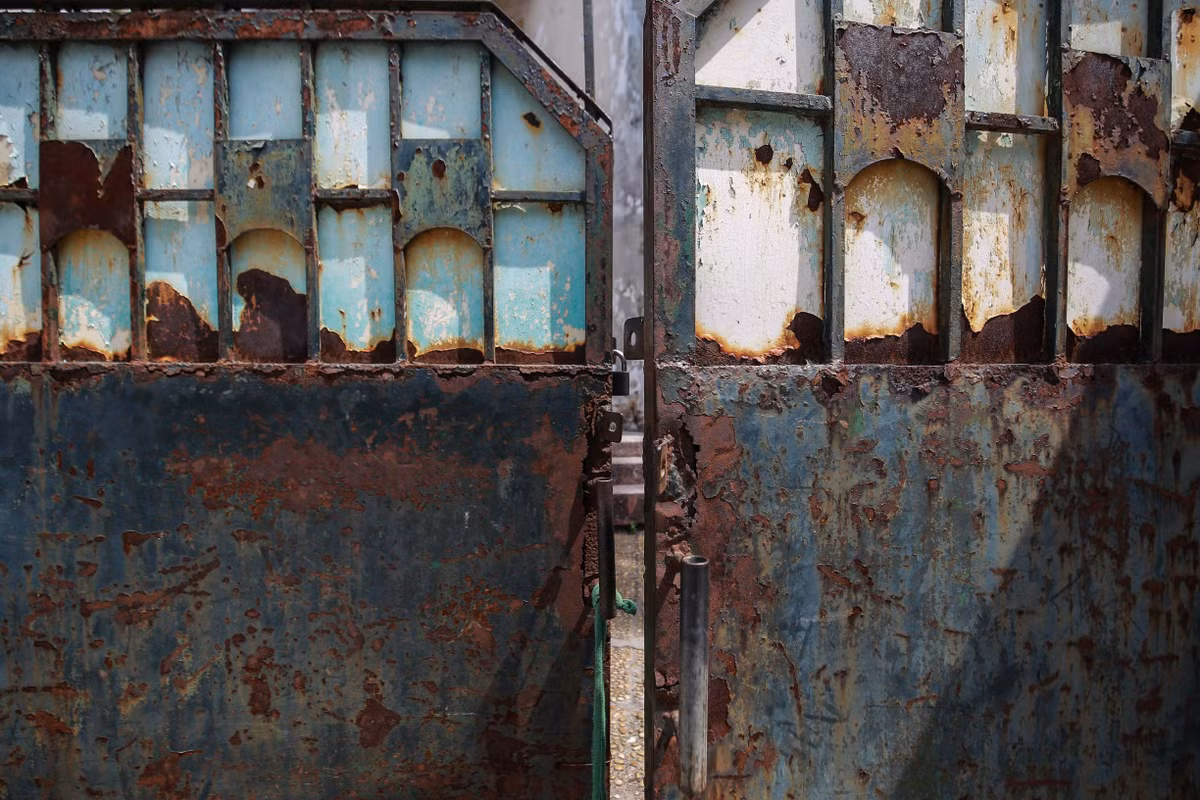 Cổng sắt hoen rỉ theo thời gian. Ảnh: Người đưa tin. Video: Dân Sài thành ‘tiếc’ biệt thự Pháp bị phá dỡ. Nguồn: VTC14