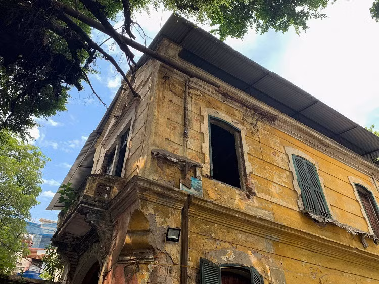 Sau nhiều năm rơi vào cảnh "vườn không nhà trống", biệt thự cổ có nhiều dấu hiệu xuống cấp như tường bong tróc, hệ thống cửa chính, cửa sổ ở các phòng đều sập xệ...Ảnh: Dân Việt.