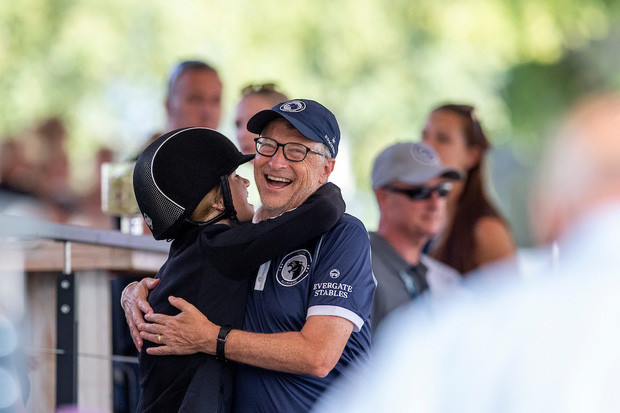 Dù bận rộn tới mấy, Bill Gates luôn ưu tiên dành nhiều thời gian để đi cùng và hướng dẫn con gái mình mà không cảm thấy đó là một sự lãng phí thời gian.