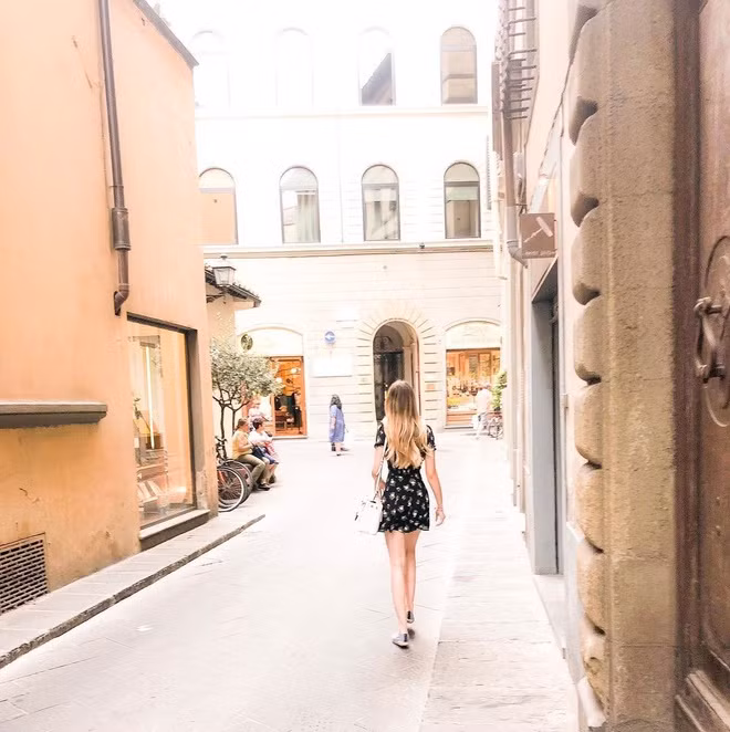 Eve Jobs thích du lịch, đặc biệt là Italy. Trên trang cá nhân, cô đăng tải nhiều hình ảnh du ngoạn tại Positano, Sicily, và Florence.