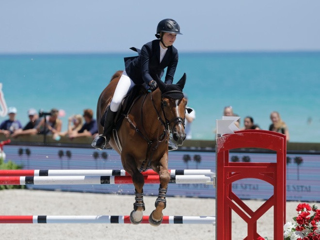 Cũng như Jennifer Gates, Eve Jobs - con gái của người đồng sáng lập quá cố Steve Jobs của Apple - cũng mê cưỡi ngưạ. Mẹ cô - bà Laurene Powell Jobs, đã mua cho con gái một trang trại 15 triệu USD tại Wellington.