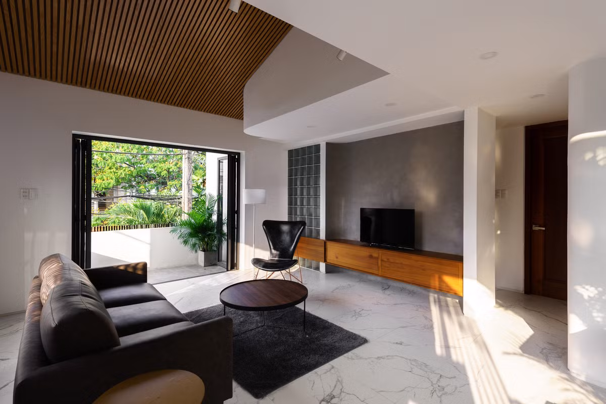 Phần lớn tầng trệt căn nhà cho kinh doanh cũng như lắp đặt hệ thống cửa sổ linh hoạt.