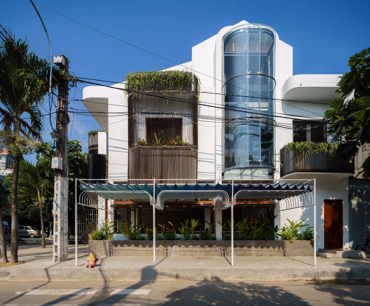 Là cặp vợ chồng trẻ nên gia chủ có những yêu cầu đơn giản về chức năng. Tận dụng điều này, kiến trúc sư khai thác khai thác vị trí đầu hồi của công trình.