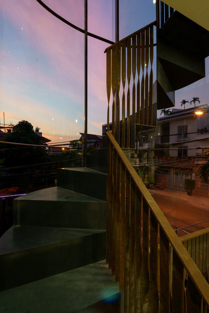 Trên mặt tiền chính phía Tây, thay vì chỉ đơn giản là chặn ánh sáng mặt trời, nhóm thiết kế sử dụng một bức tường cong làm bằng kính một cách đột ngột để che cầu thang, tận dụng tối đa cảnh hoàng hôn. Khối lồng thang kính cũng là điểm nhấn của công trình.