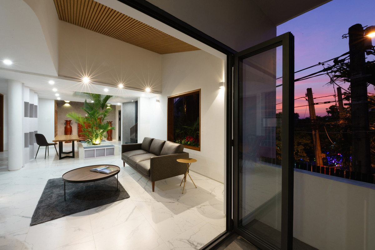 Nhà mới giữ lại kết cấu và bố trí cơ bản bên trong nhà, cân đối lại hình dạng thang cho phù hợp thiết kế mới.