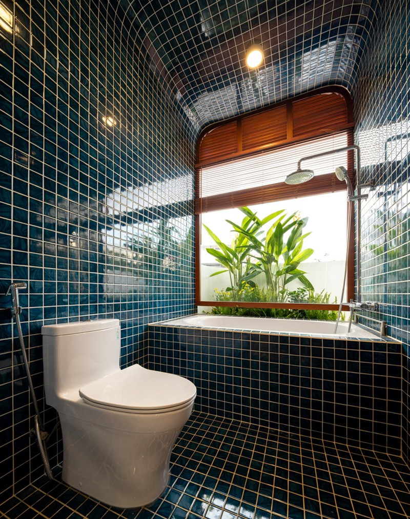 Phòng tắm cũng có cửa kính nhìn ra khu vườn xanh. Nguồn ảnh: Dũng Huỳnh Video: Độc đáo cách tạo lối vào nhà. Nguồn: VTC1