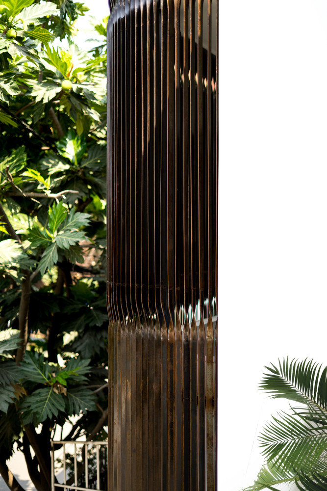 Căn nhà đầu hồi được cải tạo thành các khu chức năng chung, kết hợp với nhau giúp trải dài không gian theo phương vị ngang, thay thế cho phương đứng ban đầu.