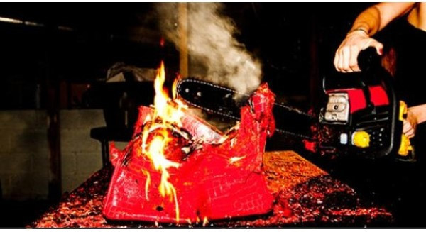 Không ai được phép chụp ảnh hay quay phim cảnh tượng này. Các nhân viên của Hermes cũng không hề hay biết.