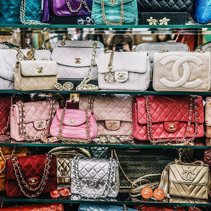 Ngoài việc tiêu hủy hàng tồn kho, các hãng hàng xa xỉ còn có một giải pháp khác đó là bán thanh lý cho người mua buôn song hoạt động này là tối mật.