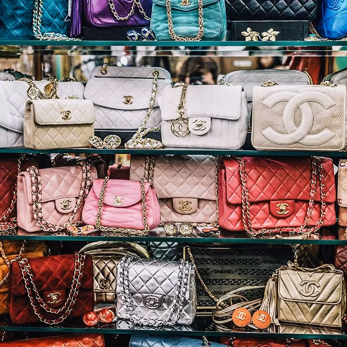 Ngoài việc tiêu hủy hàng tồn kho, các hãng hàng xa xỉ còn có một giải pháp khác đó là bán thanh lý cho người mua buôn song hoạt động này là tối mật.