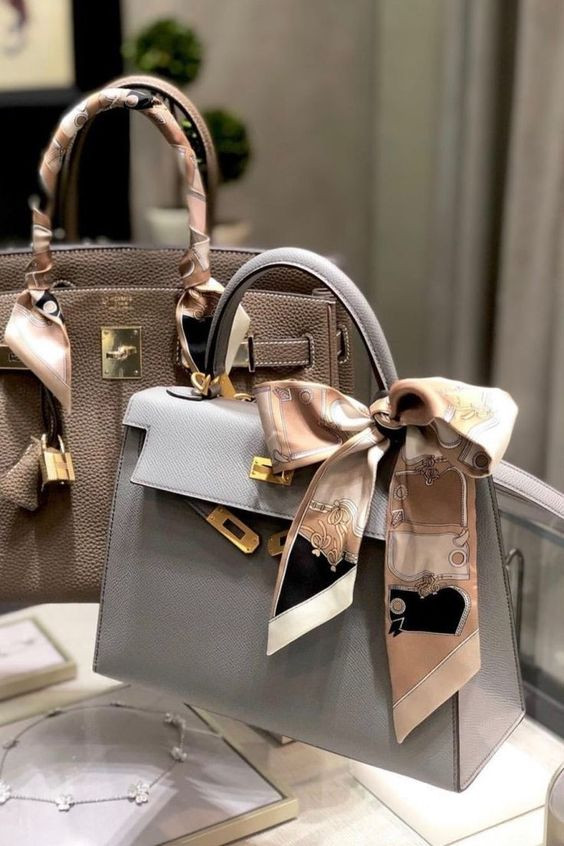 Louis Vuitton chọn một số người được ưu tiên và bí mật tiếp cận với các sản phẩm giá hời. Bởi, với đa số công chúng, chỉ có một quy tắc được người chủ cũ của thương hiệu là: "Vuitton không bao giờ bán giảm giá".