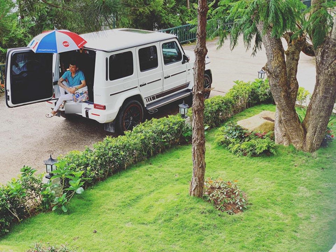 Vị đại gia này đùa vui rằng mình làm nghề dẫn độ, bán nước suối dạo. Ảnh: FBNV.