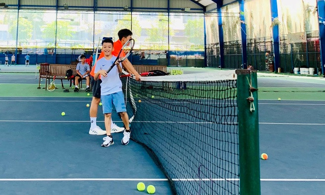 Ngoài tennis, bé Subeo còn được bố hướng dẫn chơi golf. Ảnh: Zing.