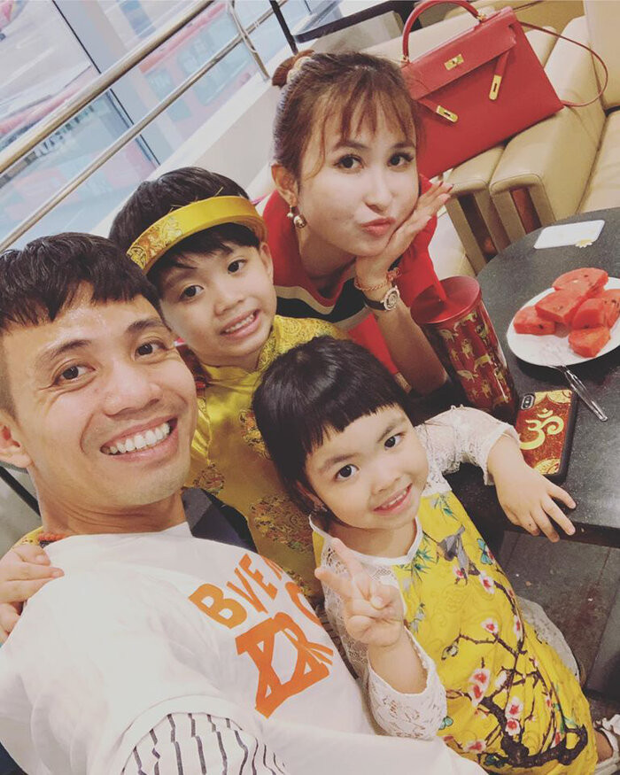 Còn với các con còn bé thì nam đại gia luôn quan tâm nhiệt tình. Ảnh: FBNV. Video: “Cô Tấm” Hạ Vi nói về áp lực khi yêu Cường “đô la". Nguồn: VTC14