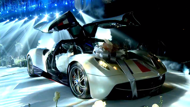 Trong lễ cưới, Minh Nhựa đã đưa ái nữ vào lễ đường trên con siêu xe 80 tỷ khiến nhiều người ngưỡng mộ. Ảnh: Helino.