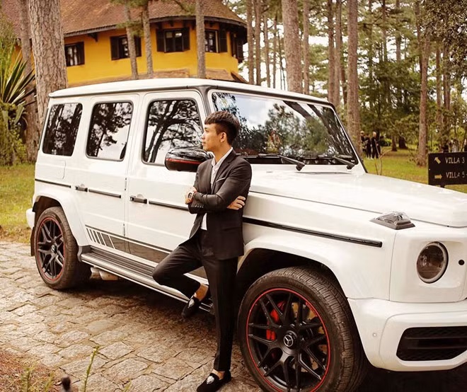 Trong khi đó, đại gia Minh Nhựa cũng được biết đến là ông bố rất cưng chiều con. Năm ngoái, Minh Nhựa mang xe sang lên Đà Lạt phục vụ con gái chụp ảnh cưới. Ảnh: FBNV.