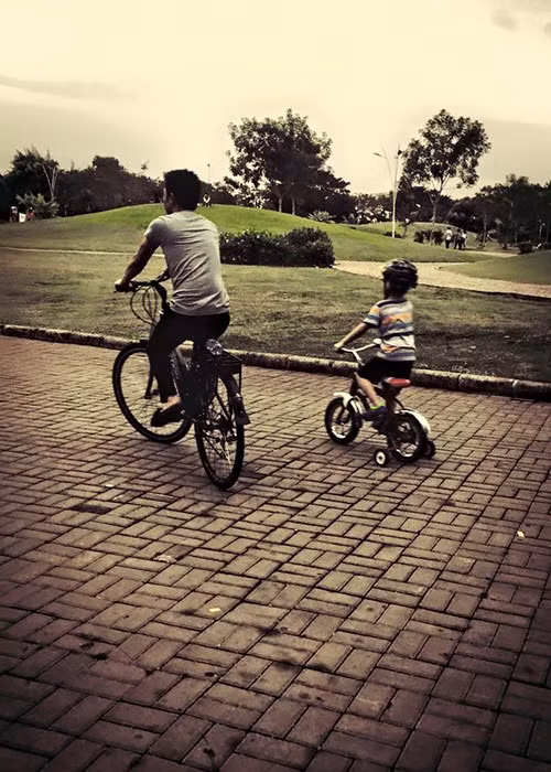 Đại gia phố núi dành nhiều thời gian để chơi cùng con. Ảnh: FBNV.