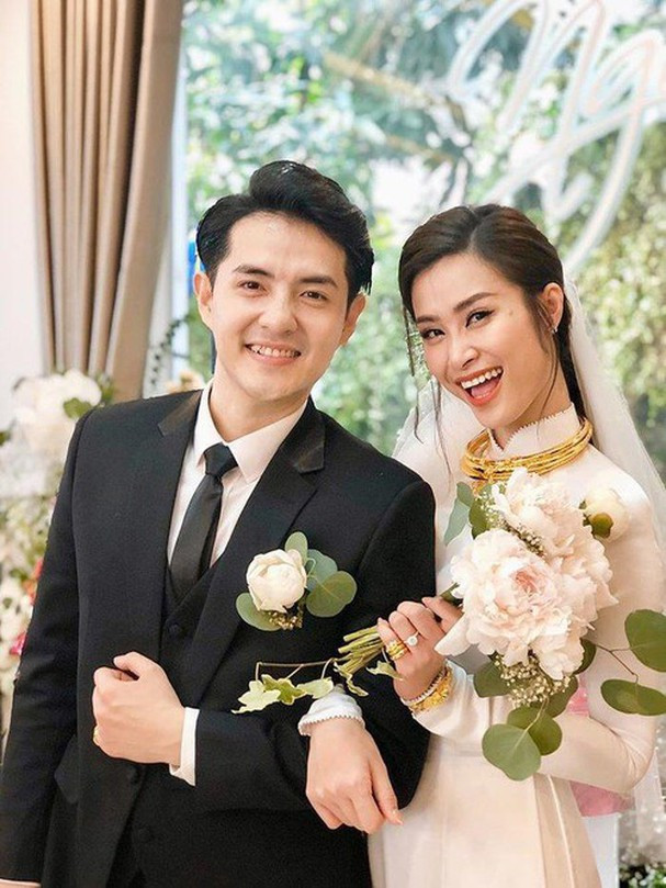 Trước đó ít ngày, Đông Nhi và Ông Cao Thắng cũng gây bão truyền thông về đám cưới thế kỷ. Ba chiếc vòng cổ nặng trĩu được trao cho cô dâu mới. Ảnh: Vietnamnet