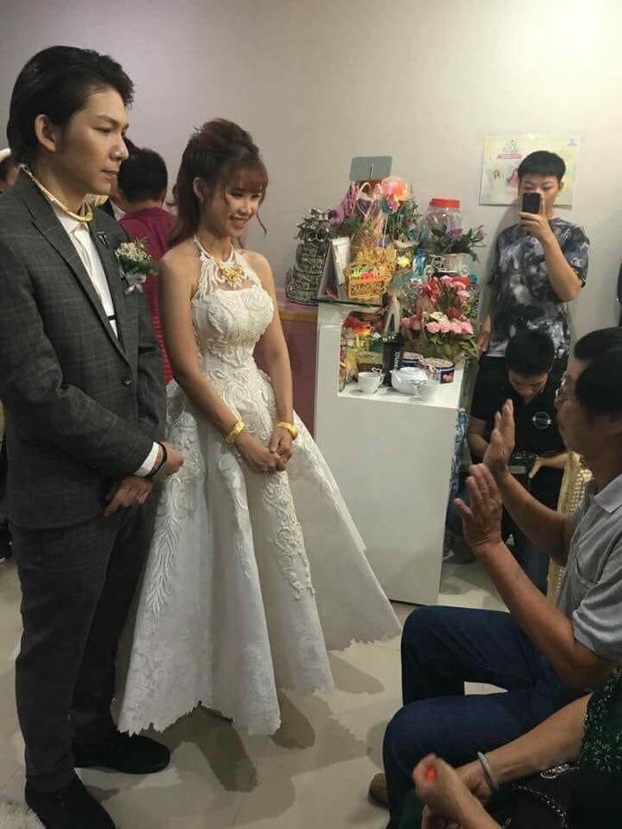 Đến lễ cưới ngày 23/11/2017, cặp đôi tiếp tục được gia đình hai bên trao rất nhiều trang sức bằng vàng để làm của hồi môn, gồm: kiềng cổ, vòng cổ, vòng tay, hoa tai, nhẫn vàng. Ảnh: Yan.