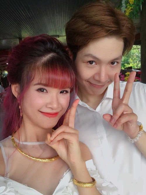 Khởi My và Kelvin Khánh được gia đình trao kiềng và vòng tay bằng vàng trong lễ hỏi hồi tháng 4/2017. Ảnh: Yan.